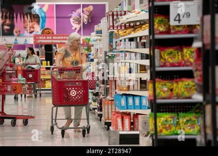 San Francisco, Stati Uniti. 17 ottobre 2023. Un cliente seleziona merci presso un supermercato a San Mateo, California, Stati Uniti, 17 ottobre 2023. Le vendite al dettaglio negli Stati Uniti sono aumentate del 0,7% a settembre rispetto al mese precedente, secondo i dati pubblicati martedì dal Dipartimento del commercio degli Stati Uniti. Crediti: Li Jianguo/Xinhua/Alamy Live News Foto Stock