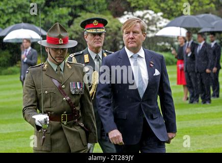 Re Willem-Alexander dei Paesi Bassi esamina la guardia d'onore alla cerimonia ufficiale di benvenuto alla Government House di Wellington, nuova Zelanda Foto Stock