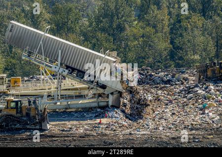 I ribaltabili scaricano rifiuti dai rimorchi di trasferimento presso le strutture di discarica regionale di King County Cedar Hills, gestite dalla King County Solid Waste Foto Stock