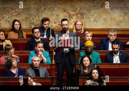 Parigi, Francia. 17 ottobre 2023. David Guiraud, deputato del gruppo la France Insoumise, parla durante le interrogazioni alla sessione del governo all'Assemblea Nazionale. Una sessione settimanale di domande al governo francese all'Assemblea Nazionale al Palais Bourbon, a Parigi. Credito: SOPA Images Limited/Alamy Live News Foto Stock