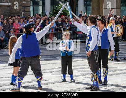 Morris che balla al Pearly Kings and Queens Harvest Festival a Guildhall Yard, Londra, Inghilterra. Foto Stock