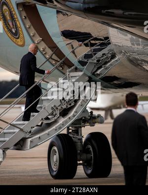 Il presidente degli Stati Uniti Joe Biden si imbarca sull'Air Force One il 17 ottobre 2023 presso la Joint base Andrews, MD. Il Presidente si reca in Israele per proseguire i negoziati dopo lo scoppio della guerra a seguito di una serie di attacchi terroristici di Hamas contro il popolo israeliano. Copyright: XCNPx/xMediaPunchx credito: Imago/Alamy Live News Foto Stock