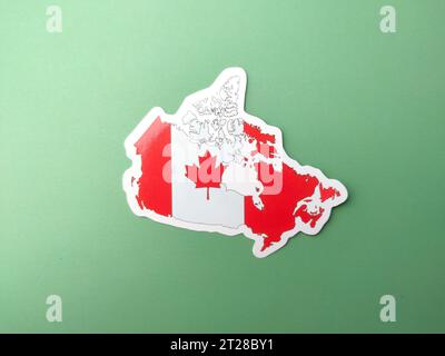 Adesivi con bandiera canadese su sfondo verde. Foto Stock