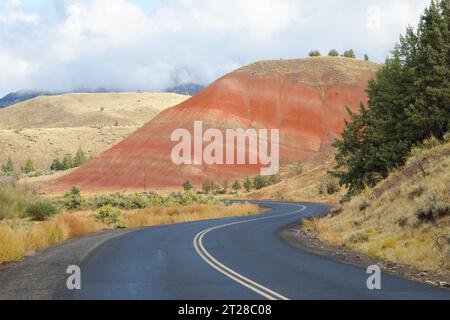 Tonalità rosse e abbronzanti della sezione Painted Hills del John Day Fossil Beds National Monument nell'Oregon centrale Foto Stock