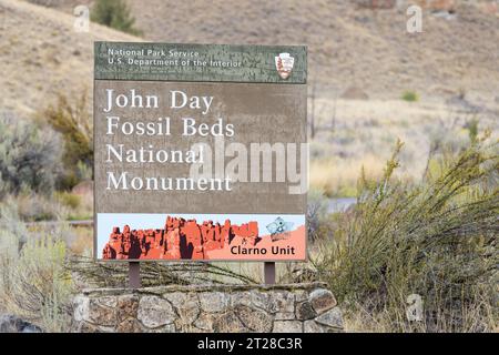 Fossil, OR, USA - 11 ottobre 2023; firma presso John Day Fossil Beds National Monument Clarno Unit in Oregon Foto Stock