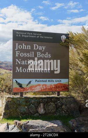 Mitchell, OREGON, USA - 12 ottobre 2023; cartello presso John Day Fossil Beds National Monument Painted Hills Unit Foto Stock