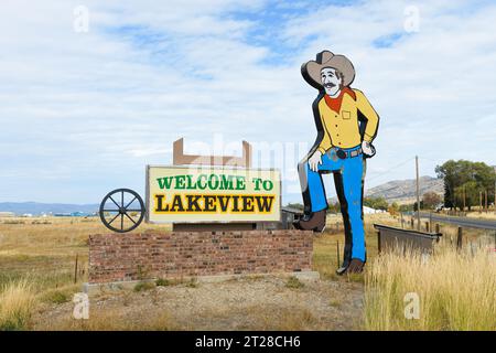 Lakeview, OREGON, USA - 14 ottobre 2023; benvenuto all'insegna Lakeview a Lake County Southern Oregon con insegna cowboy Foto Stock