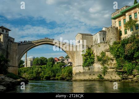 Vista del ponte Stari Most (sito patrimonio dell'umanità dell'UNESCO), noto anche come Ponte Mostar, un ponte ottomano del XVI secolo che si estende sul fiume Neretva Foto Stock