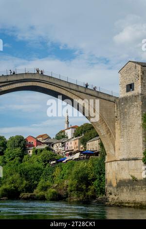 Vista del ponte Stari Most (sito patrimonio dell'umanità dell'UNESCO), noto anche come Ponte Mostar, un ponte ottomano del XVI secolo che si estende sul fiume Neretva Foto Stock