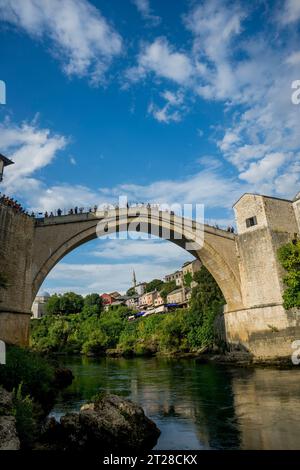 Vista del ponte Stari Most (sito patrimonio dell'umanità dell'UNESCO), noto anche come Ponte Mostar, un ponte ottomano del XVI secolo che si estende sul fiume Neretva Foto Stock