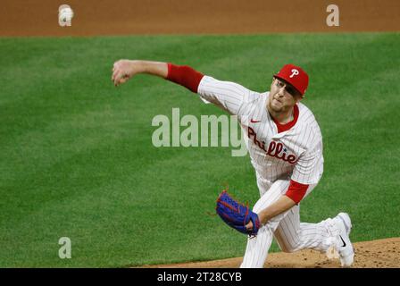 Philadelphia, Stati Uniti. 17 ottobre 2023. Il lanciatore dei Philadelphia Phillies Jeff Hoffman lanciò dopo aver sollevato il lanciatore titolare Aaron Nola nel sesto inning contro gli Arizona Diamondbacks al Citizens Bank Park di Philadelphia, martedì 17 ottobre 2023. Foto di Laurence Kesterson/UPI Credit: UPI/Alamy Live News Foto Stock