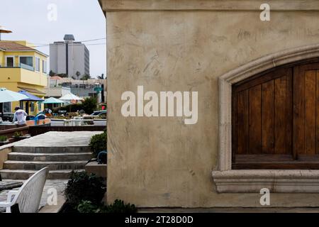 parete marrone con copertura finestra in legno Foto Stock