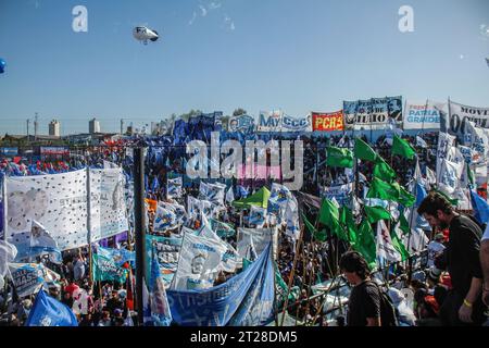 Migliaia di tifosi con bandiere partecipano alla chiusura della campagna di Sergio massa al Club Arsenal Stadium di Sarandi. Credito: SOPA Images Limited/Alamy Live News Foto Stock