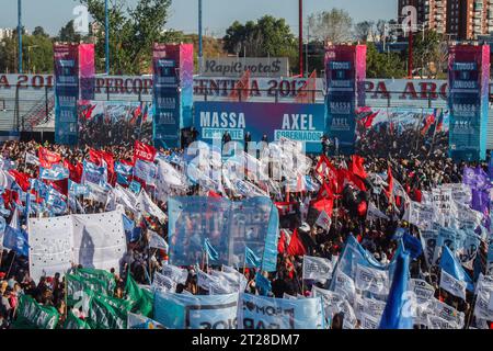 Migliaia di tifosi con bandiere partecipano alla chiusura della campagna di Sergio massa al Club Arsenal Stadium di Sarandi. Credito: SOPA Images Limited/Alamy Live News Foto Stock