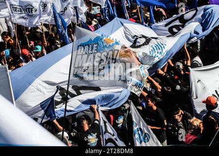 Migliaia di tifosi con bandiere partecipano alla chiusura della campagna di Sergio massa al Club Arsenal Stadium di Sarandi. Credito: SOPA Images Limited/Alamy Live News Foto Stock