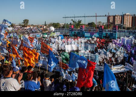 Migliaia di tifosi con bandiere partecipano alla chiusura della campagna di Sergio massa al Club Arsenal Stadium di Sarandi. Credito: SOPA Images Limited/Alamy Live News Foto Stock