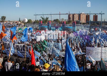 Migliaia di tifosi con bandiere partecipano alla chiusura della campagna di Sergio massa al Club Arsenal Stadium di Sarandi. (Foto di Cristobal Basaure Araya/SOPA Images/Sipa USA) credito: SIPA USA/Alamy Live News Foto Stock