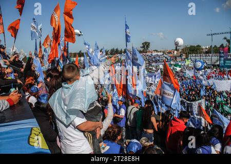 Migliaia di tifosi con bandiere partecipano alla chiusura della campagna di Sergio massa al Club Arsenal Stadium di Sarandi. (Foto di Cristobal Basaure Araya/SOPA Images/Sipa USA) credito: SIPA USA/Alamy Live News Foto Stock