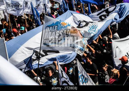 Migliaia di tifosi con bandiere partecipano alla chiusura della campagna di Sergio massa al Club Arsenal Stadium di Sarandi. (Foto di Cristobal Basaure Araya/SOPA Images/Sipa USA) credito: SIPA USA/Alamy Live News Foto Stock