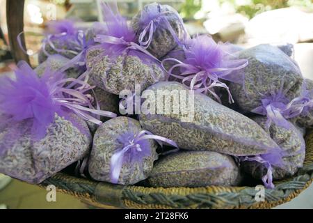 Astuccio con lavanda in un cestino di legno. Foto Stock