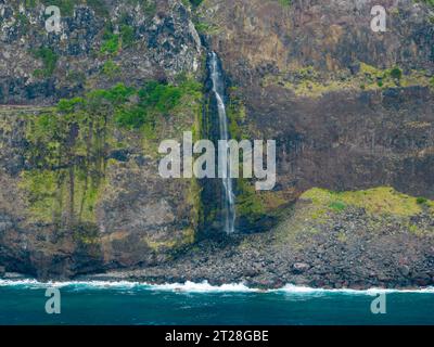 Cascata e paesaggio con il villaggio Seixal della costa nord, l'isola di Madeira, Portogallo Foto Stock