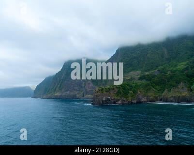 Cascata e paesaggio con il villaggio Seixal della costa nord, l'isola di Madeira, Portogallo Foto Stock