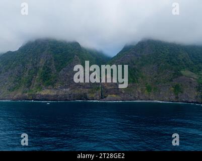 Cascata e paesaggio con il villaggio Seixal della costa nord, l'isola di Madeira, Portogallo Foto Stock