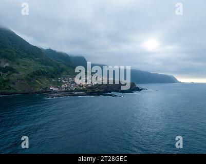 Paesaggio con villaggio Seixal della costa nord, isola di Madeira, Portogallo Foto Stock