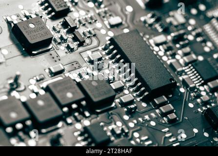 Parti di una scheda a circuito stampato installata in un controllo CNC Foto Stock