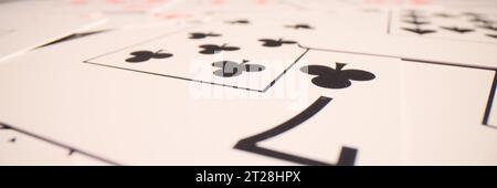 La carta sette dei club si trova sul tavolo preparato per giocare Foto Stock