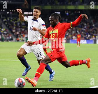 17 ottobre 2023: Il difensore degli Stati Uniti Miles Robinson (12) gioca contro l'attaccante del Ghana Joseph Paintsil (13) durante una partita di calcio amichevole tra la nazionale maschile degli Stati Uniti e il Ghana il 17 ottobre 2023 a Nashville. (Immagine di credito: © Scott Coleman/ZUMA Press Wire) SOLO USO EDITORIALE! Non per USO commerciale! Foto Stock