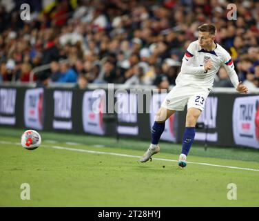 17 ottobre 2023: Il difensore degli Stati Uniti Kristoffer Lund (23) passa il pallone durante una partita di calcio amichevole tra la nazionale maschile degli Stati Uniti e il Ghana il 17 ottobre 2023 a Nashville. (Immagine di credito: © Scott Coleman/ZUMA Press Wire) SOLO USO EDITORIALE! Non per USO commerciale! Foto Stock