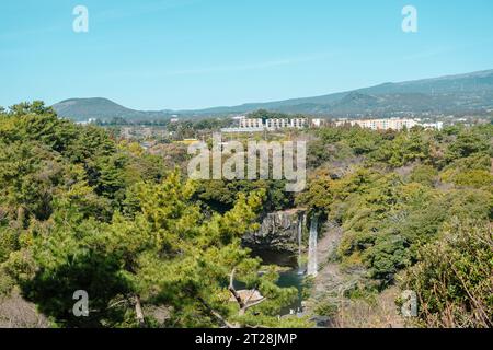 Cascata Cheonjiyeon e vista del parco forestale verde sull'isola di Jeju, Corea Foto Stock