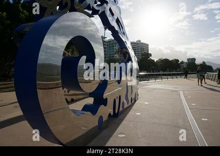 Scultura Citizens Gateway to the Great Barrier Reef di Brian Robinson sulla Cairns Esplanade a Cairns, Queensland, Australia Foto Stock