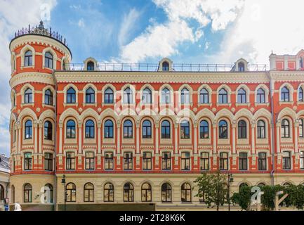 L'edificio dell'ex casale del complesso Trinity-Sergius Lavra in via Ilyinka. Mosca, Russia Foto Stock