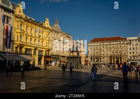 Vista della piazza Ban Jelacic con la statua di Ban Jelacic (un noto generale dell'esercito, ricordato per le sue campagne militari durante le rivoluzioni del 1848 Foto Stock