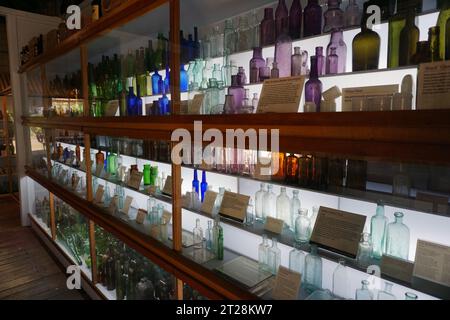 Esposizione di bottiglie di vetro vecchio stile nel museo all'aperto del villaggio storico di Herberton, Queensland, Australia Foto Stock