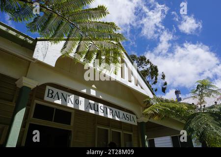 Edificio in legno vecchio stile della Bank of Australasia nel museo all'aperto del villaggio storico di Herberton, Queensland, Australia Foto Stock