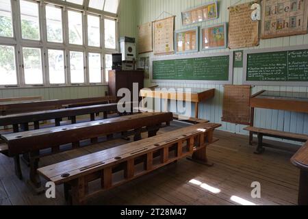 Classe in vecchio stile a scuola nel museo all'aperto del villaggio storico di Herberton, Queensland, Australia Foto Stock