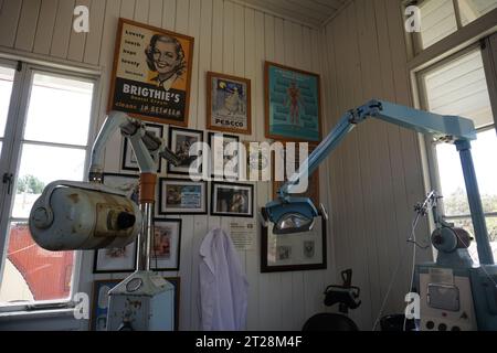 Ufficio dentista vecchio stile con attrezzature e pubblicità dentale retrò nel museo all'aperto del villaggio storico di Herberton, Queensland, Australia Foto Stock