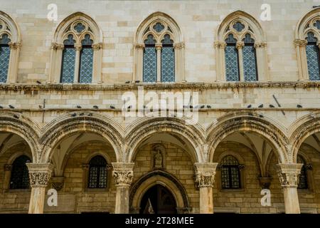 Particolare dell'architettura del Palazzo del Rettore, un palazzo che serviva come sede del Rettore della Repubblica di Ragusa tra il XIV secolo Foto Stock