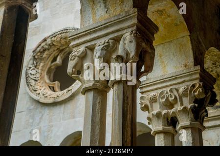 Capitale di una colonna nel cortile della chiesa francescana e del monastero nella città vecchia di Dubrovnik, nella Croazia meridionale. Foto Stock