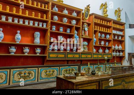 L'antica farmacia della chiesa francescana e del monastero nella città vecchia di Dubrovnik, nella Croazia meridionale. Foto Stock