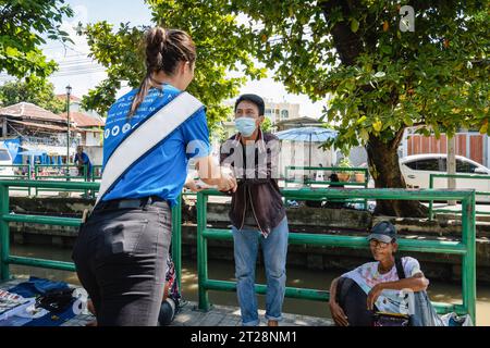 Bangkok, Thailandia. 14 ottobre 2023. Miss Thailand World 2023, Tharina Botes distribuisce pasti gratuiti ai senzatetto con la fondazione Bangkok Community Help, presso la comunità Trok Sake di Bangkok. Miss Thailand World 2023, Tharina Botes, patrimonio misto thailandese-sudafricano, si unì come volontario a una dispensa di pasti gratuiti per senzatetto e persone a basso reddito, organizzata dalla Bangkok Community Help Foundation, a Bangkok, Thailandia. (Immagine di credito: © Nathalie Jamois/SOPA Images via ZUMA Press Wire) SOLO USO EDITORIALE! Non per USO commerciale! Foto Stock