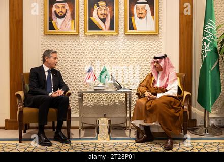 Il Segretario di Stato Antony J. Blinken incontra il Ministro degli Esteri saudita, il Principe Faysal bin Farhan, presso il Ministero degli affari Esteri a Riyadh, Arabia Saudita, 14 ottobre 2023. [Foto del Dipartimento di Stato di Chuck Kennedy) Foto Stock