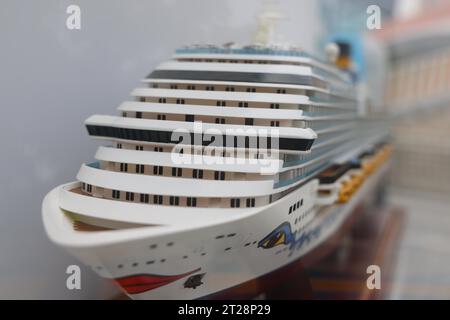 Un modello della nave da crociera Adora Magic City al North Bund Garden attira persone, Shanghai, Cina, 14 ottobre 2023. Foto Stock