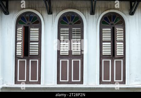 Architettura sino-portoghese finestre in legno vintage. Case storiche a George Town Foto Stock