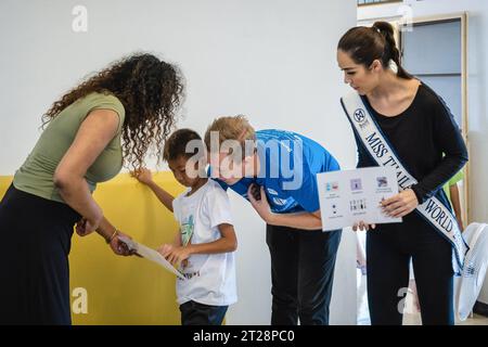 Tharina Botes, Miss Thailand World 2023 è stata vista con Friso Poldervaart durante una lezione di inglese di bambini piccoli della baraccopoli di Klong Toei Bangkok, presso il Bangkok Community Help Foundation Learning and Development Center, a Klong Toei, a Bangkok. Miss Thailand World 2023, Tharina Botes, patrimonio misto thailandese-sudafricano si unì come volontaria in un programma settimanale gratuito di inglese per bambini e adulti, organizzato dalla Bangkok Community Help Foundation, a Klong Toei, il più grande baraccopoli di Bangkok. (Foto di Nathalie Jamois/SOPA Images/Sipa USA) Foto Stock