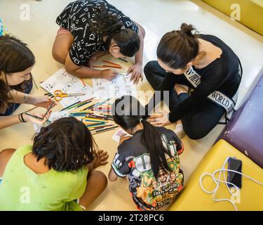 Bangkok, Thailandia. 14 ottobre 2023. Tharina Botes, Miss Thailand World 2023 aiuta i bambini a imparare l'inglese giocando a un gioco, al Bangkok Community Help Foundation Learning and Development Center, a Klong Toei, a Bangkok. Miss Thailand World 2023, Tharina Botes, patrimonio misto thailandese-sudafricano si unì come volontaria in un programma settimanale gratuito di inglese per bambini e adulti, organizzato dalla Bangkok Community Help Foundation, a Klong Toei, il più grande baraccopoli di Bangkok. (Foto di Nathalie Jamois/SOPA Images/Sipa USA) credito: SIPA USA/Alamy Live News Foto Stock