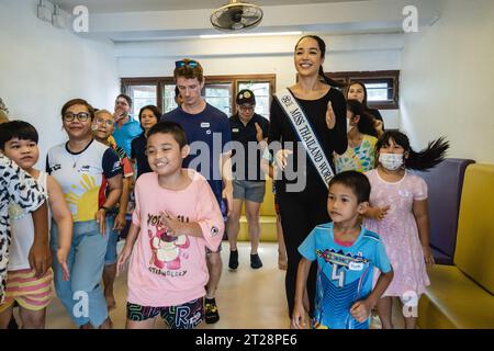 Bangkok, Thailandia. 14 ottobre 2023. Tharina Botes, Miss Thailand World 2023 è vista ballare con i bambini piccoli della baraccopoli più grande di Bangkok Klong Toei, al Bangkok Community Help Foundation Learning and Development Center, a Klong Toei, a Bangkok. Miss Thailand World 2023, Tharina Botes, patrimonio misto thailandese-sudafricano si unì come volontaria in un programma settimanale gratuito di inglese per bambini e adulti, organizzato dalla Bangkok Community Help Foundation, a Klong Toei, il più grande baraccopoli di Bangkok. (Immagine di credito: © Nathalie Jamois/SOPA Images via ZUMA Press Wire) SOLO USO EDITORIALE! Non per Commerci Foto Stock